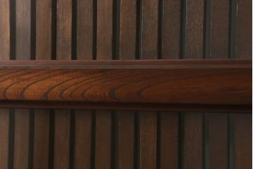 富山格子蔵戸をリペア&カスタム!格子裏にガラス入れ、金具を黒染めし、側面の金具は取り外し。本体は外部用塗装で既存の色に合わせ着色。(格子戸、引き戸、玄関戸)