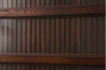 富山格子蔵戸をリペア&カスタム!格子裏にガラス入れ、金具を黒染めし、側面の金具は取り外し。本体は外部用塗装で既存の色に合わせ着色。(格子戸、引き戸、玄関戸)