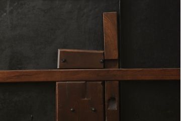 富山格子蔵戸をリペア&カスタム!格子裏にガラス入れ、金具を黒染めし、側面の金具は取り外し。本体は外部用塗装で既存の色に合わせ着色。(格子戸、引き戸、玄関戸)