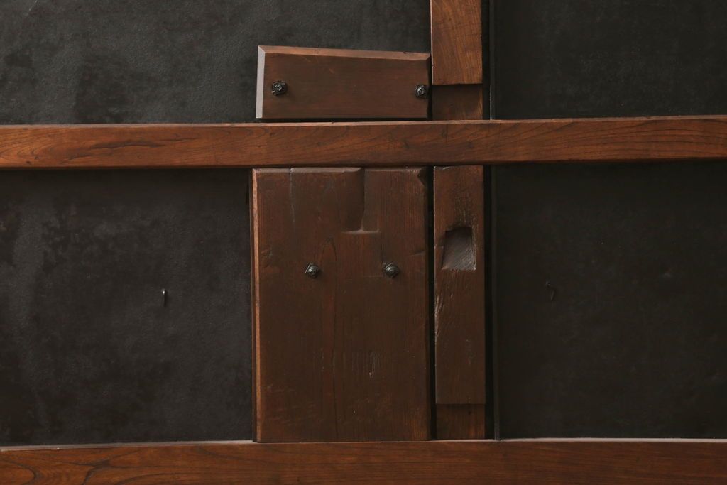 富山格子蔵戸をリペア&カスタム!格子裏にガラス入れ、金具を黒染めし、側面の金具は取り外し。本体は外部用塗装で既存の色に合わせ着色。(格子戸、引き戸、玄関戸)