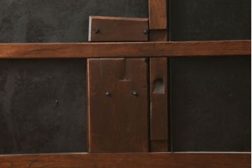 富山格子蔵戸をリペア&カスタム!格子裏にガラス入れ、金具を黒染めし、側面の金具は取り外し。本体は外部用塗装で既存の色に合わせ着色。(格子戸、引き戸、玄関戸)