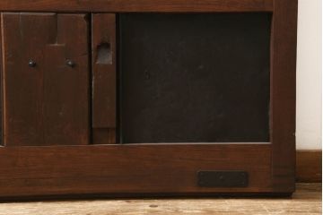 富山格子蔵戸をリペア&カスタム!格子裏にガラス入れ、金具を黒染めし、側面の金具は取り外し。本体は外部用塗装で既存の色に合わせ着色。(格子戸、引き戸、玄関戸)