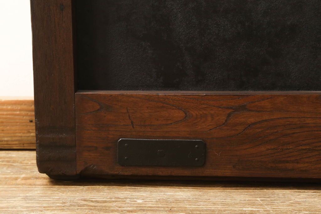 富山格子蔵戸をリペア&カスタム!格子裏にガラス入れ、金具を黒染めし、側面の金具は取り外し。本体は外部用塗装で既存の色に合わせ着色。(格子戸、引き戸、玄関戸)