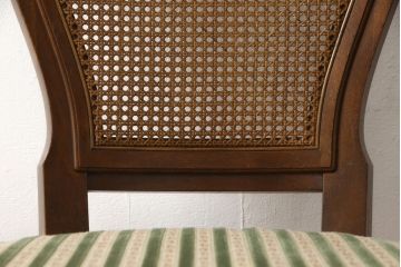 ダイニングチェアの見た目を変えずに綺麗にリペア!現状の色味をベースに、補色や傷消しをして仕上げ。(椅子)