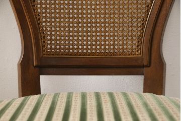 ダイニングチェアの見た目を変えずに綺麗にリペア!現状の色味をベースに、補色や傷消しをして仕上げ。(椅子)