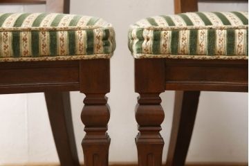 ダイニングチェアの見た目を変えずに綺麗にリペア!現状の色味をベースに、補色や傷消しをして仕上げ。(椅子)