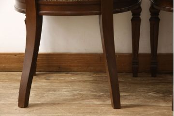 ダイニングチェアの見た目を変えずに綺麗にリペア!現状の色味をベースに、補色や傷消しをして仕上げ。(椅子)