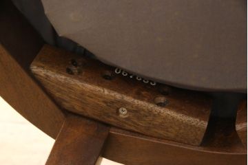 ダイニングチェアの見た目を変えずに綺麗にリペア!現状の色味をベースに、補色や傷消しをして仕上げ。(椅子)