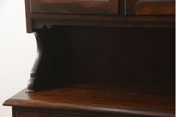 C型食器棚をリペア&カスタム!ガラスをクリアのアクリルへ交換。本体は現状をベースにして1トーン程落ち着いた色味に着色し、修繕箇所は本体と馴染むよう仕上げ。(飾り棚、収納棚、キャビネット、カップボード)