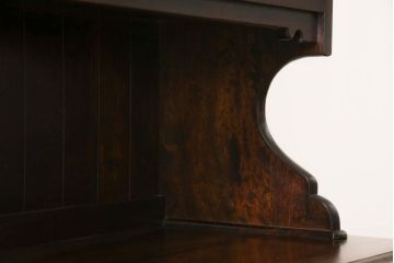 C型食器棚をリペア&カスタム!ガラスをクリアのアクリルへ交換。本体は現状をベースにして1トーン程落ち着いた色味に着色し、修繕箇所は本体と馴染むよう仕上げ。(飾り棚、収納棚、キャビネット、カップボード)