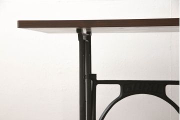 ミシンの鉄脚をリペア&カスタム!当店商品を参考に厚24mmのヒノキ材の天板を取り付け。天板はマホガニーのような濃い飴色にステイン仕上げ、本体はマットブラックにペイント。(ミシンテーブル、ミシン台、ミシン脚、カフェテーブル)
