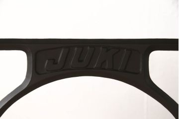 ミシンの鉄脚をリペア&カスタム!当店商品を参考に厚24mmのヒノキ材の天板を取り付け。天板はマホガニーのような濃い飴色にステイン仕上げ、本体はマットブラックにペイント。(ミシンテーブル、ミシン台、ミシン脚、カフェテーブル)