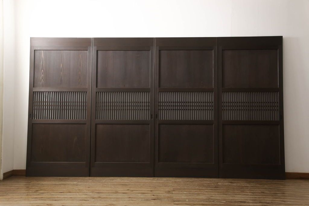 格子帯戸4枚をリペア&カスタム!高さと幅をリサイズし、既存のガラスをすりガラスに交換。本体は現状をベースにして1トーン程落ち着いた色味に着色。(板戸、建具、引き戸)