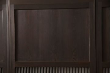 格子帯戸4枚をリペア&カスタム!高さと幅をリサイズし、既存のガラスをすりガラスに交換。本体は現状をベースにして1トーン程落ち着いた色味に着色。(板戸、建具、引き戸)