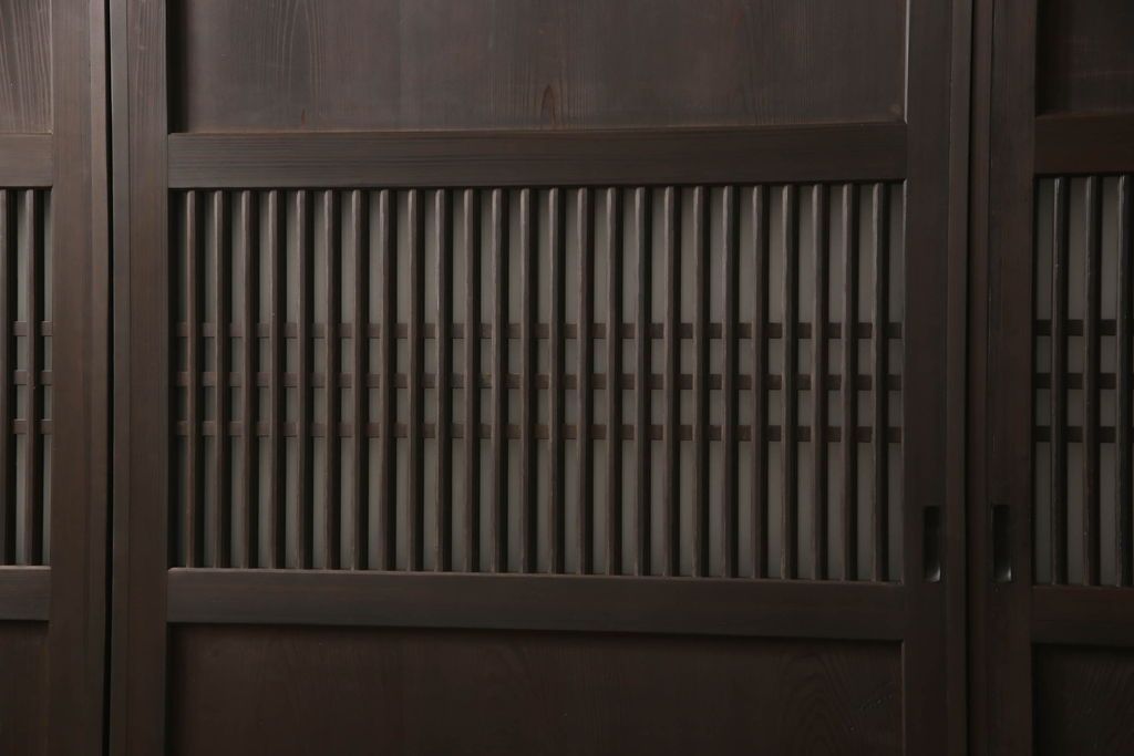 格子帯戸4枚をリペア&カスタム!高さと幅をリサイズし、既存のガラスをすりガラスに交換。本体は現状をベースにして1トーン程落ち着いた色味に着色。(板戸、建具、引き戸)