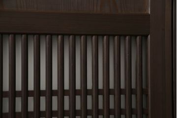 格子帯戸4枚をリペア&カスタム!高さと幅をリサイズし、既存のガラスをすりガラスに交換。本体は現状をベースにして1トーン程落ち着いた色味に着色。(板戸、建具、引き戸)