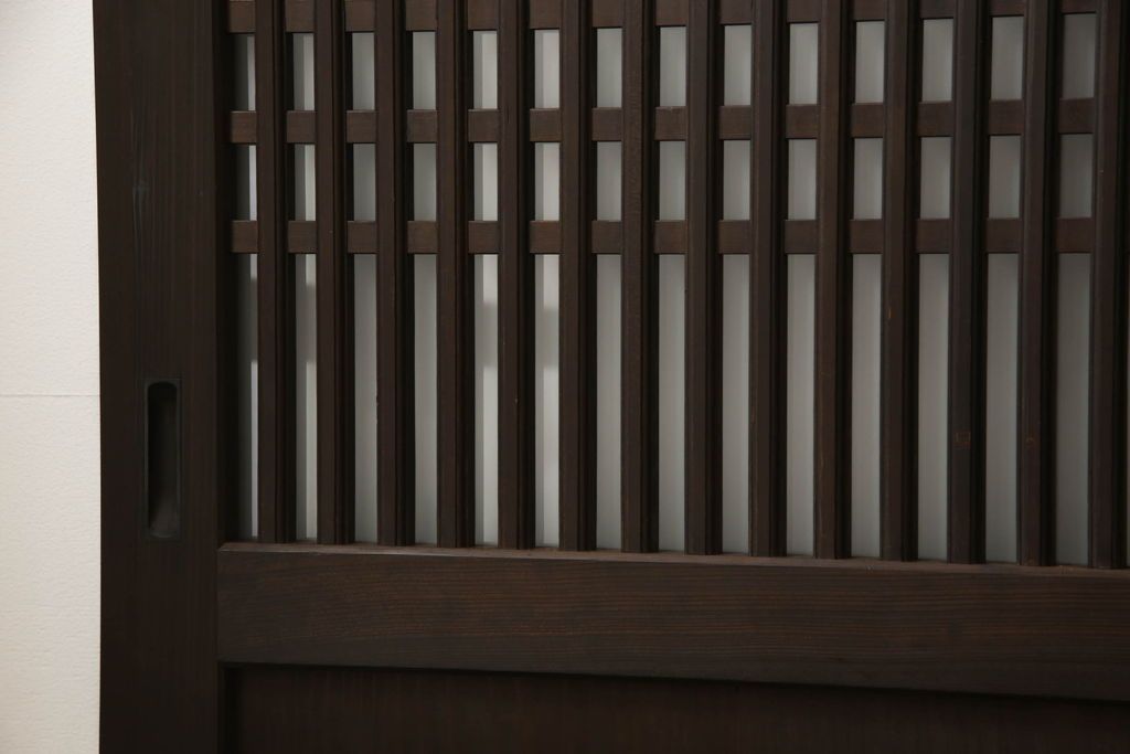 格子帯戸4枚をリペア&カスタム!高さと幅をリサイズし、既存のガラスをすりガラスに交換。本体は現状をベースにして1トーン程落ち着いた色味に着色。(板戸、建具、引き戸)