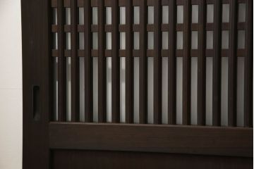 格子帯戸4枚をリペア&カスタム!高さと幅をリサイズし、既存のガラスをすりガラスに交換。本体は現状をベースにして1トーン程落ち着いた色味に着色。(板戸、建具、引き戸)