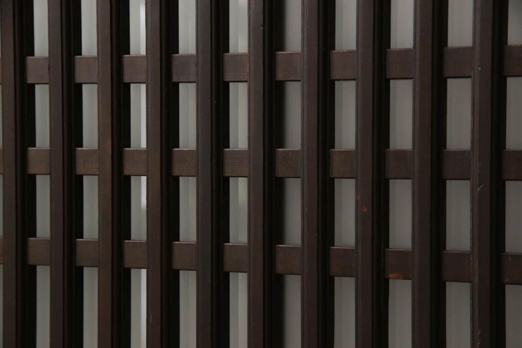 格子帯戸4枚をリペア&カスタム!高さと幅をリサイズし、既存のガラスをすりガラスに交換。本体は現状をベースにして1トーン程落ち着いた色味に着色。(板戸、建具、引き戸)