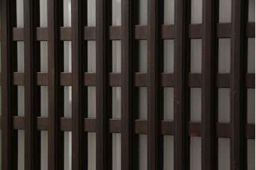 格子帯戸4枚をリペア&カスタム!高さと幅をリサイズし、既存のガラスをすりガラスに交換。本体は現状をベースにして1トーン程落ち着いた色味に着色。(板戸、建具、引き戸)