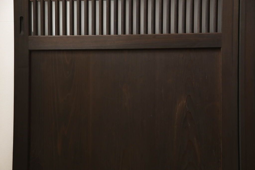 格子帯戸4枚をリペア&カスタム!高さと幅をリサイズし、既存のガラスをすりガラスに交換。本体は現状をベースにして1トーン程落ち着いた色味に着色。(板戸、建具、引き戸)