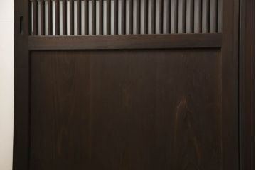 格子帯戸4枚をリペア&カスタム!高さと幅をリサイズし、既存のガラスをすりガラスに交換。本体は現状をベースにして1トーン程落ち着いた色味に着色。(板戸、建具、引き戸)