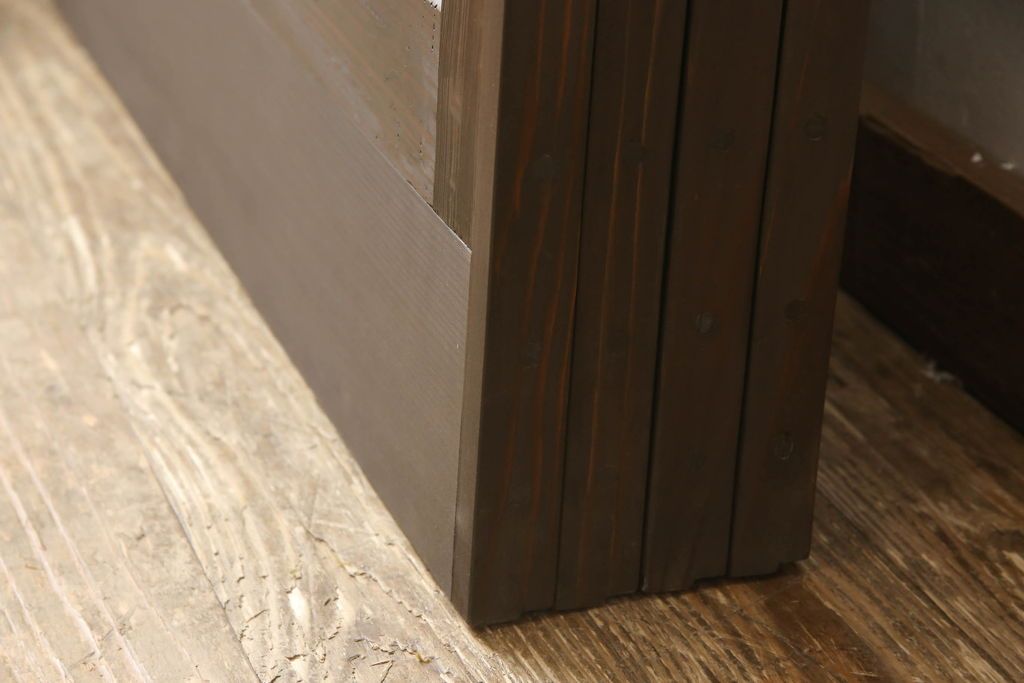 格子帯戸4枚をリペア&カスタム!高さと幅をリサイズし、既存のガラスをすりガラスに交換。本体は現状をベースにして1トーン程落ち着いた色味に着色。(板戸、建具、引き戸)