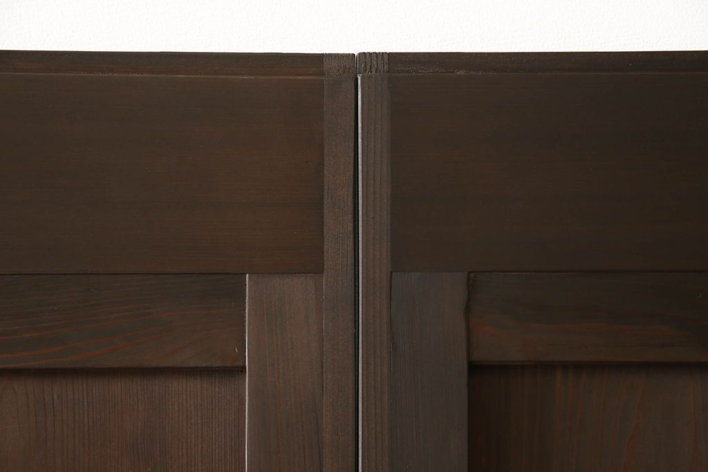 格子帯戸4枚をリペア&カスタム!高さと幅をリサイズし、既存のガラスをすりガラスに交換。本体は現状をベースにして1トーン程落ち着いた色味に着色。(板戸、建具、引き戸)