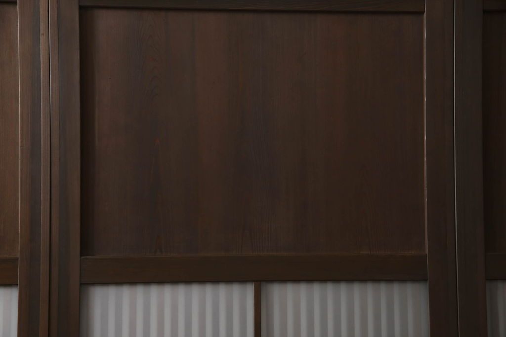 格子帯戸4枚をリペア&カスタム!高さと幅をリサイズし、既存のガラスをすりガラスに交換。本体は現状をベースにして1トーン程落ち着いた色味に着色。(板戸、建具、引き戸)