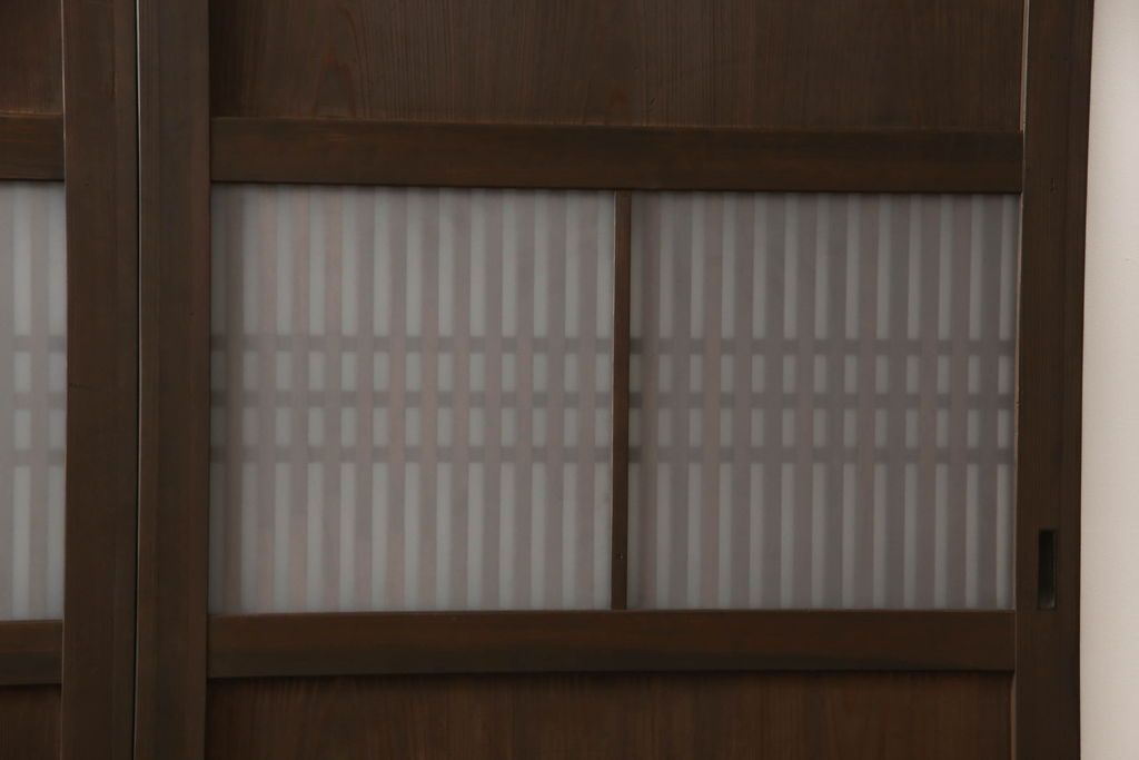 格子帯戸4枚をリペア&カスタム!高さと幅をリサイズし、既存のガラスをすりガラスに交換。本体は現状をベースにして1トーン程落ち着いた色味に着色。(板戸、建具、引き戸)