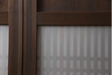 格子帯戸4枚をリペア&カスタム!高さと幅をリサイズし、既存のガラスをすりガラスに交換。本体は現状をベースにして1トーン程落ち着いた色味に着色。(板戸、建具、引き戸)