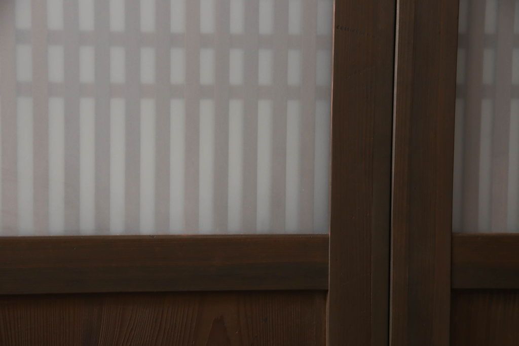 格子帯戸4枚をリペア&カスタム!高さと幅をリサイズし、既存のガラスをすりガラスに交換。本体は現状をベースにして1トーン程落ち着いた色味に着色。(板戸、建具、引き戸)