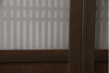 格子帯戸4枚をリペア&カスタム!高さと幅をリサイズし、既存のガラスをすりガラスに交換。本体は現状をベースにして1トーン程落ち着いた色味に着色。(板戸、建具、引き戸)