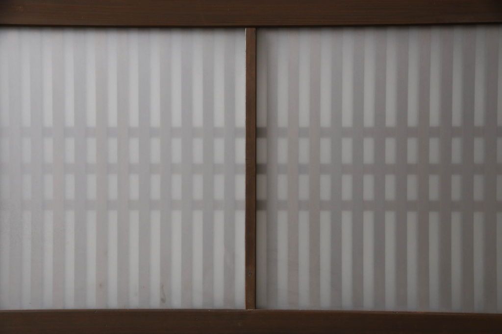 格子帯戸4枚をリペア&カスタム!高さと幅をリサイズし、既存のガラスをすりガラスに交換。本体は現状をベースにして1トーン程落ち着いた色味に着色。(板戸、建具、引き戸)