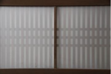 格子帯戸4枚をリペア&カスタム!高さと幅をリサイズし、既存のガラスをすりガラスに交換。本体は現状をベースにして1トーン程落ち着いた色味に着色。(板戸、建具、引き戸)