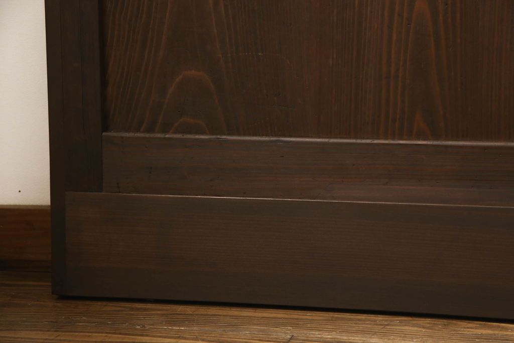 格子帯戸4枚をリペア&カスタム!高さと幅をリサイズし、既存のガラスをすりガラスに交換。本体は現状をベースにして1トーン程落ち着いた色味に着色。(板戸、建具、引き戸)