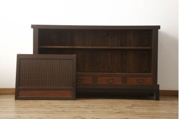 サイドボードをリペア&カスタム!当店の商品を参考に鉄脚を製作し取り付け。木部は現状の品物に合わせて1トーン程落ち着いた色に着色し、修繕箇所は本体と馴染むよう仕上げ。(水屋箪笥、収納棚、戸棚、サイドボード)