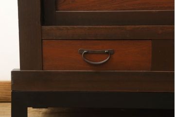 サイドボードをリペア&カスタム!当店の商品を参考に鉄脚を製作し取り付け。木部は現状の品物に合わせて1トーン程落ち着いた色に着色し、修繕箇所は本体と馴染むよう仕上げ。(水屋箪笥、収納棚、戸棚、サイドボード)