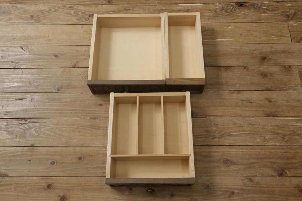 食器棚をリペア&カスタム!既存のガラスをすべてダイヤガラスに交換。本体は現状をベースにして1トーン程落ち着いた色味に着色。(キャビネット、収納棚、戸棚、ヴィンテージ)