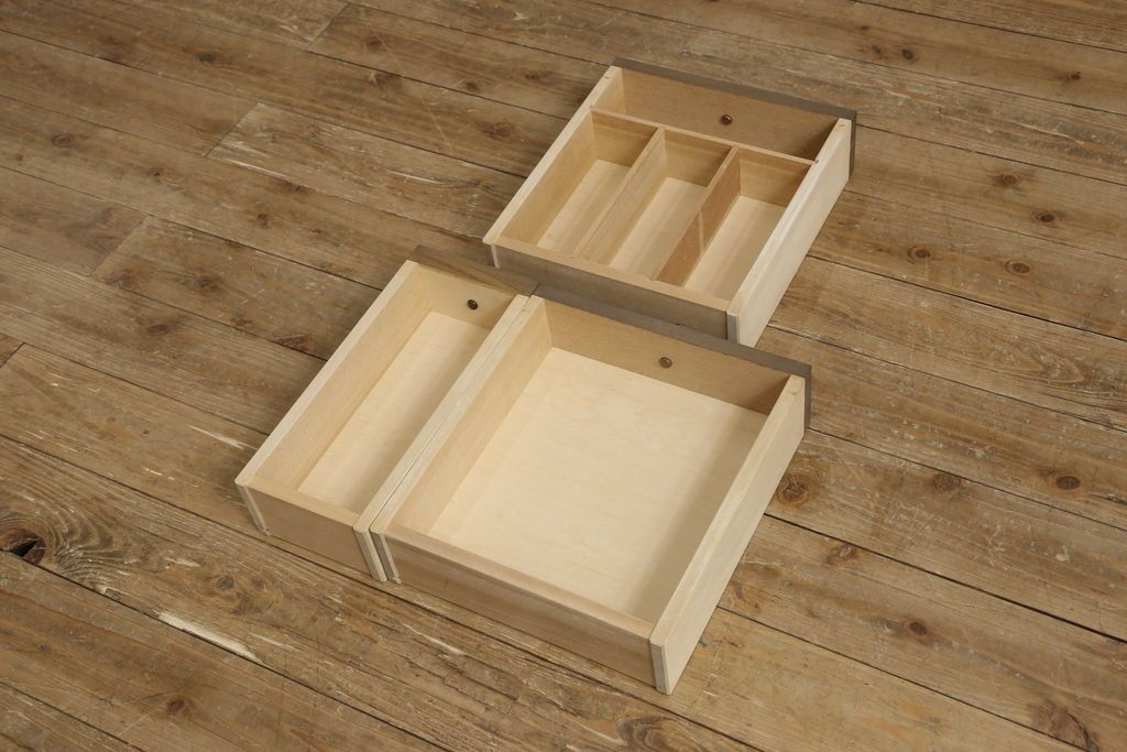 食器棚をリペア&カスタム!既存のガラスをすべてダイヤガラスに交換。本体は現状をベースにして1トーン程落ち着いた色味に着色。(キャビネット、収納棚、戸棚、ヴィンテージ)