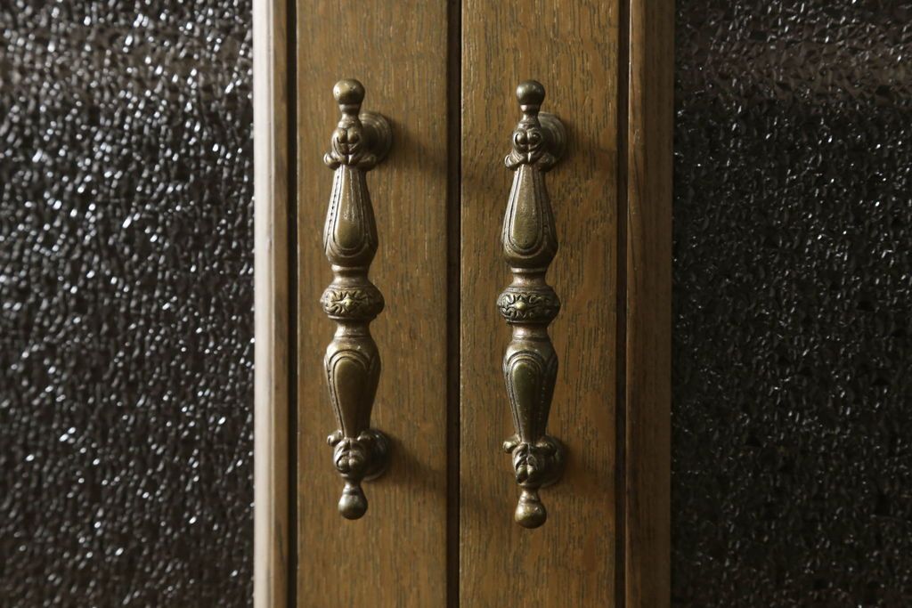 食器棚をリペア&カスタム!既存のガラスをすべてダイヤガラスに交換。本体は現状をベースにして1トーン程落ち着いた色味に着色。(キャビネット、収納棚、戸棚、ヴィンテージ)