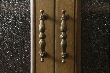 食器棚をリペア&カスタム!既存のガラスをすべてダイヤガラスに交換。本体は現状をベースにして1トーン程落ち着いた色味に着色。(キャビネット、収納棚、戸棚、ヴィンテージ)