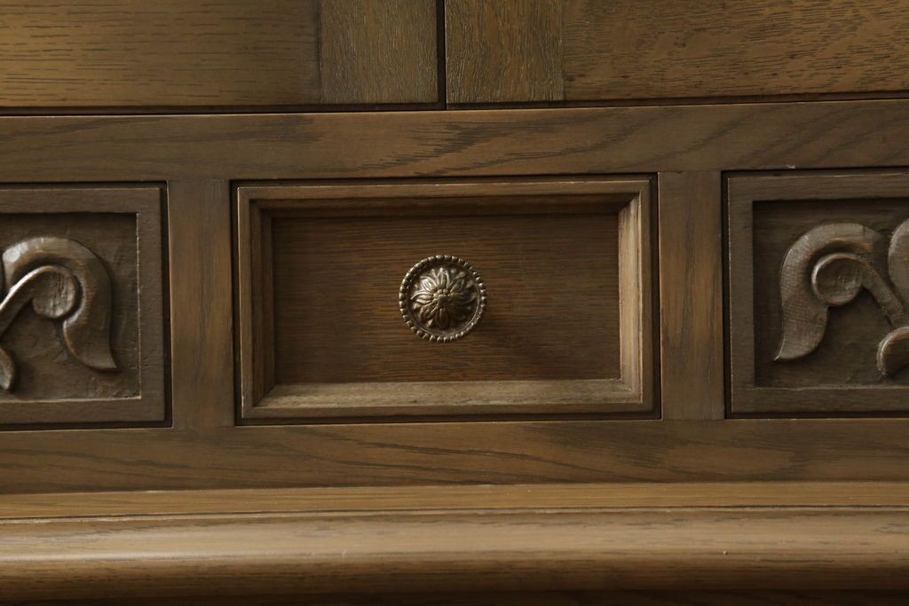 食器棚をリペア&カスタム!既存のガラスをすべてダイヤガラスに交換。本体は現状をベースにして1トーン程落ち着いた色味に着色。(キャビネット、収納棚、戸棚、ヴィンテージ)