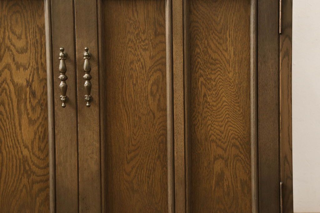 食器棚をリペア&カスタム!既存のガラスをすべてダイヤガラスに交換。本体は現状をベースにして1トーン程落ち着いた色味に着色。(キャビネット、収納棚、戸棚、ヴィンテージ)