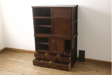 重ね箪笥をリペア&カスタム!棚板2枚製作し棚内部を2等分する位置に取り付け。本体は現状をベースにして1トーン程落ち着いた色味に着色。(関東水屋箪笥、収納棚、茶棚、キャビネット、食器棚)
