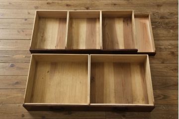 重ね箪笥をリペア&カスタム!棚板2枚製作し棚内部を2等分する位置に取り付け。本体は現状をベースにして1トーン程落ち着いた色味に着色。(関東水屋箪笥、収納棚、茶棚、キャビネット、食器棚)