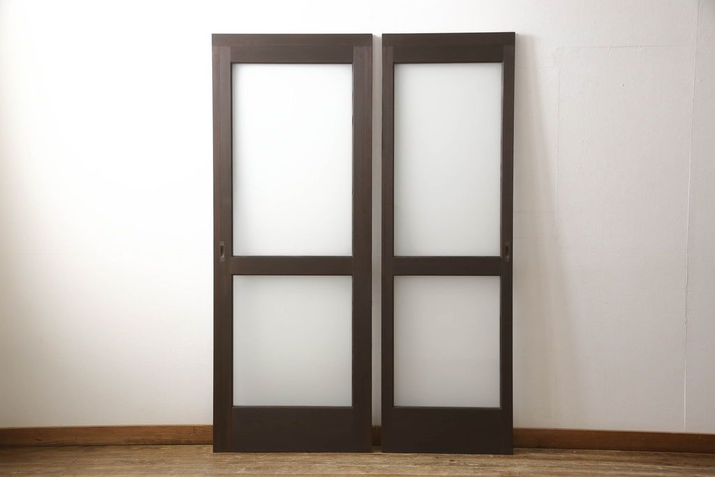 ガラス戸2枚をリペア&カスタム!高さと幅をリサイズし、引手の取り付け位置を調整。吊り戸仕様へ加工し、ガラスは新しくすりガラスに交換。色味は当店商品を参考に着色。(引き戸、建具)