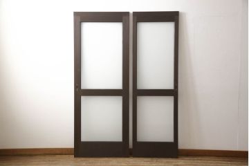 ガラス戸2枚をリペア&カスタム!高さと幅をリサイズし、引手の取り付け位置を調整。吊り戸仕様へ加工し、ガラスは新しくすりガラスに交換。色味は当店商品を参考に着色。(引き戸、建具)