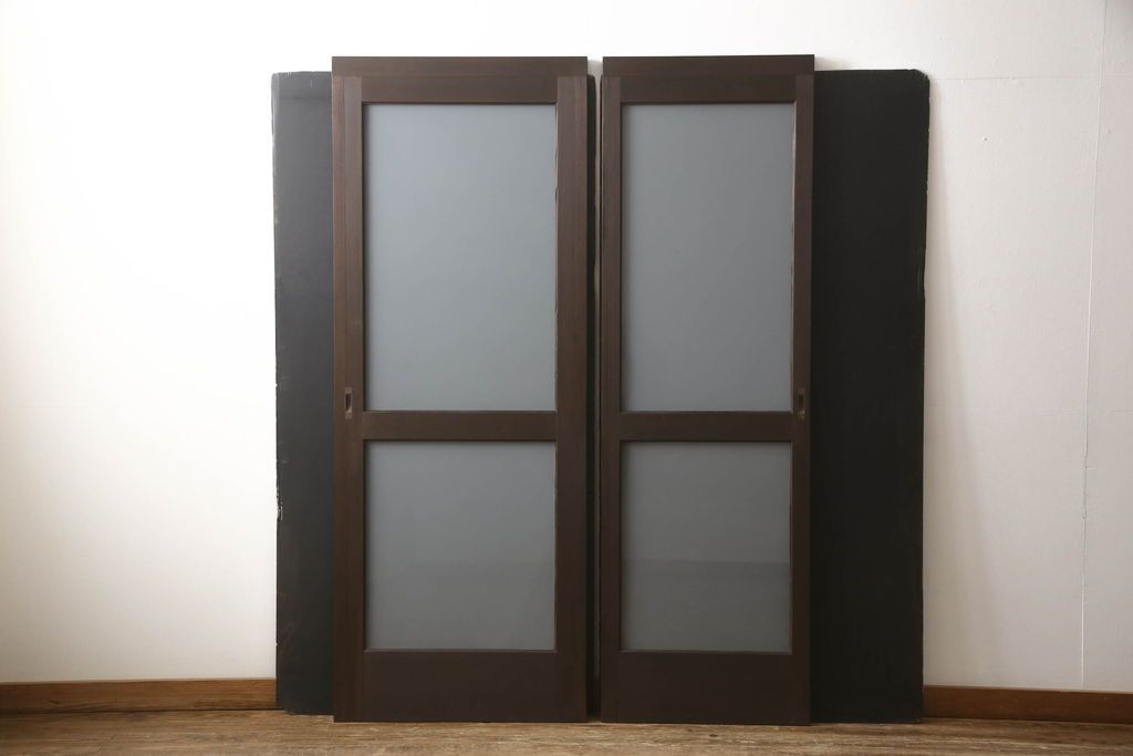 ガラス戸2枚をリペア&カスタム!高さと幅をリサイズし、引手の取り付け位置を調整。吊り戸仕様へ加工し、ガラスは新しくすりガラスに交換。色味は当店商品を参考に着色。(引き戸、建具)