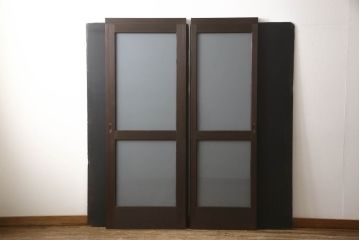 ガラス戸2枚をリペア&カスタム!高さと幅をリサイズし、引手の取り付け位置を調整。吊り戸仕様へ加工し、ガラスは新しくすりガラスに交換。色味は当店商品を参考に着色。(引き戸、建具)